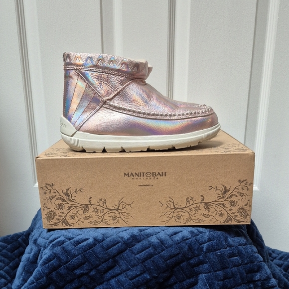 Manitobah Mukluks Shoes - Manitobah Leather Reflections Ankle Boot Size 8 In Pink Illusion, New In Box!